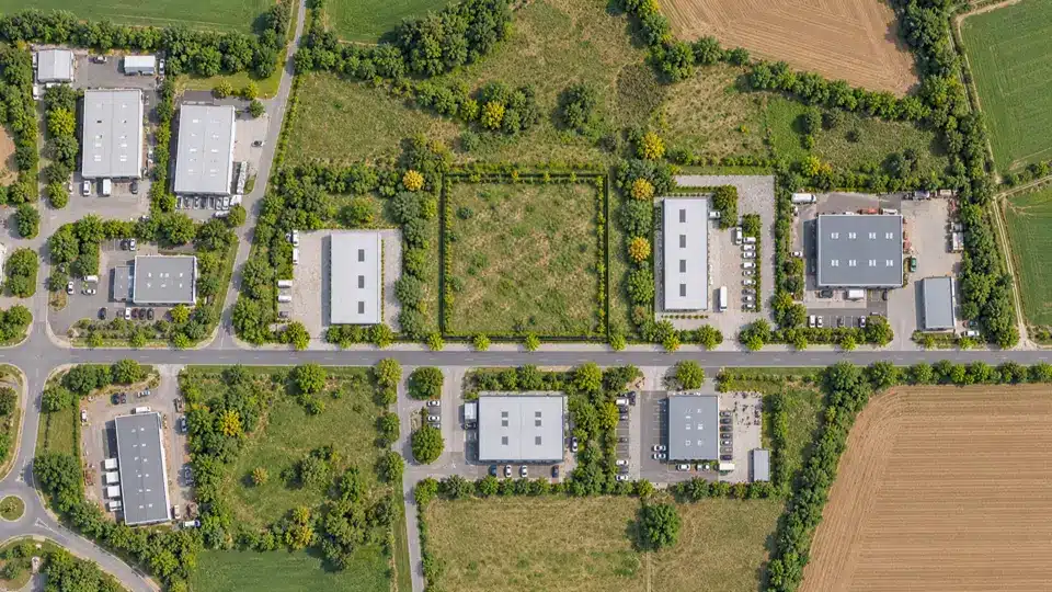 Vue satellite d'une zone d'activité et de la parcelle à bâtir